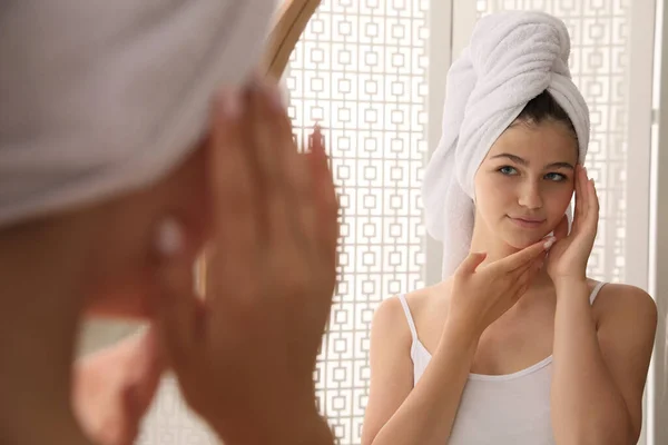 Beautiful Teenage Girl Towel Mirror Bathroom — Stock Photo, Image