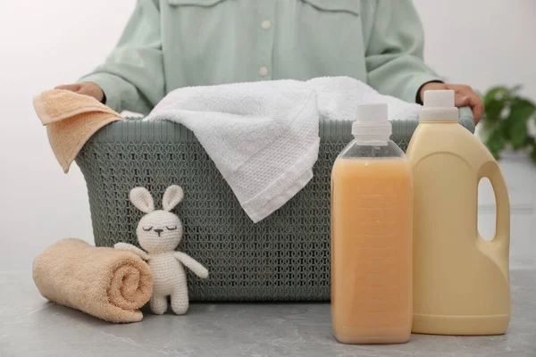 Mulher Segurando Cesta Com Toalhas Garrafas Detergentes Para Roupa Interior — Fotografia de Stock