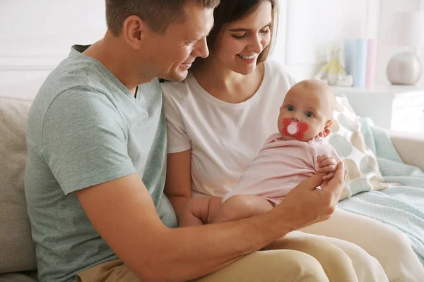 Lyckligt Par Håller Sin Söta Lilla Bebis Med Napphållare Hemma — Stockfoto