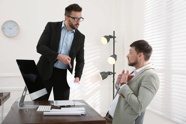 Jefe Regañando Empleado Oficina Entorno Trabajo Tóxico —  Fotos de Stock