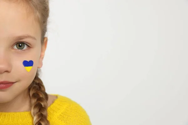 Маленькая Девочка Рисунком Украинского Флага Лице Форме Сердца Белом Фоне — стоковое фото