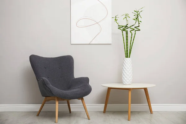 Vase Avec Tiges Bambou Vert Fauteuil Élégant Dans Chambre Design — Photo