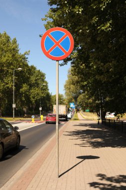 Yol tabelası Güneşli bir günde durmak yok