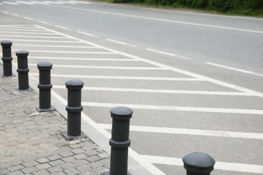 Açık yolun yakınındaki boş park yeri işaretli.