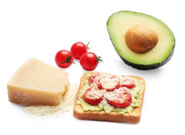 Avokado soslu lezzetli tost, beyaz arka planda domates ve peynir.