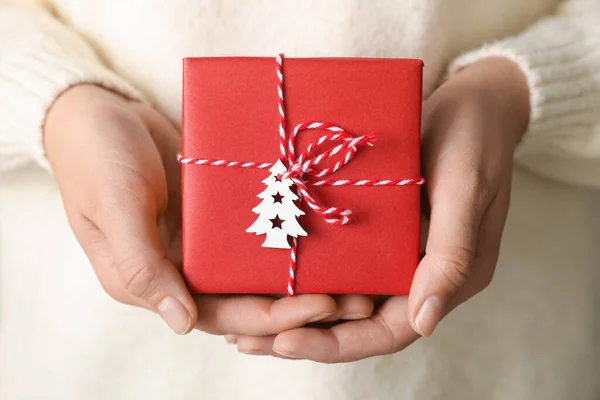 Mujer Sosteniendo Bellamente Envuelto Caja Regalo Navidad Primer Plano —  Fotos de Stock
