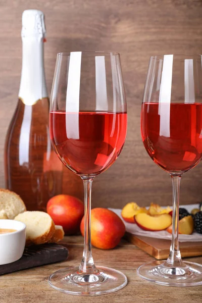 Delicious Rose Wine Snacks Wooden Table — Stock Photo, Image