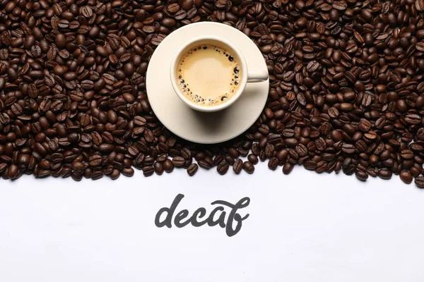Word Decaf Kopje Koffie Bonen Witte Achtergrond Plat Lay — Stockfoto