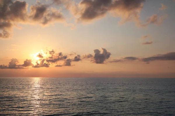 Picturesque View Beautiful Sea People Parasailing Sunset — Zdjęcie stockowe