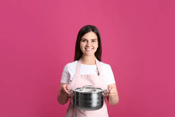 Giovane Donna Felice Con Pentola Cucina Sfondo Rosa — Foto Stock