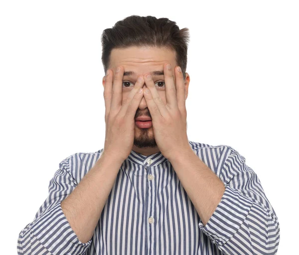 Ντροπιασμένος Άνθρωπος Που Καλύπτει Πρόσωπο Χέρια Λευκό Φόντο — Φωτογραφία Αρχείου