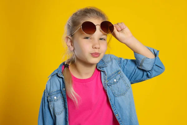 Mädchen Mit Stylischer Sonnenbrille Auf Orangefarbenem Hintergrund — Stockfoto