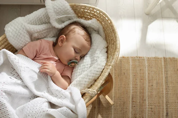 Bebé Bonito Com Chupeta Dormindo Berço Vime Casa Vista Superior — Fotografia de Stock