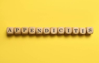 Kelime Apandisiti, sarı arkaplandaki harflerle ahşap küplerden yapılmıştır.