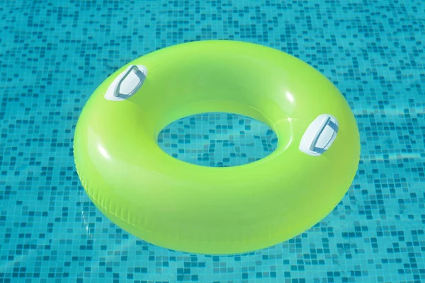 Hellgrüner Aufblasbarer Ring Schwimmt Schwimmbad — Stockfoto