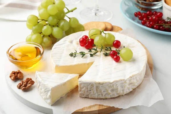 Brie Servi Avec Miel Des Baies Sur Table Blanche — Photo