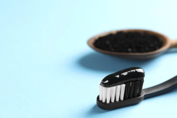 Escova Com Pasta Dentes Carvão Sobre Fundo Azul Claro Close — Fotografia de Stock