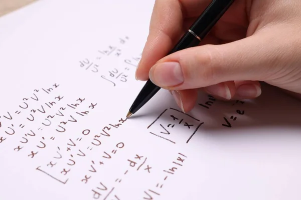 Estudante Escrevendo Diferentes Fórmulas Matemáticas Sobre Papel Close — Fotografia de Stock