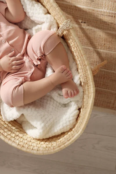 Kisbaba Alszik Fonott Bölcsőben Otthon Felülnézet — Stock Fotó