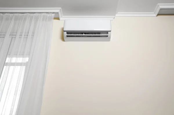 Acondicionador Aire Moderno Pared Blanca Interiores —  Fotos de Stock