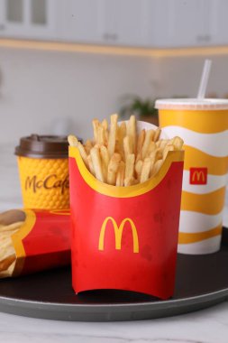 MYKOLAIV, UKRAINE - 12 Ağustos 2021: Mutfaktaki mermer masada iki büyük porsiyon McDonald 's patates kızartması ve içeceği