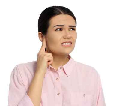 Beyaz arka planda kulak ağrısı çeken genç bir kadın.