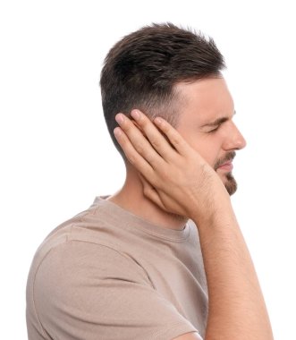 Beyaz arka planda kulak ağrısı çeken genç bir adam.