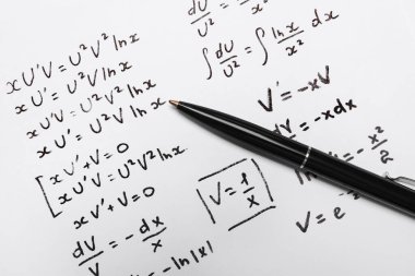 Matematiksel formülleri ve kalemi olan kağıt yaprağı, üst görünüm