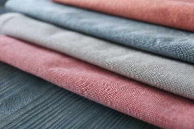 Ahşap masada farklı renkli peçeteler, yakın plan.