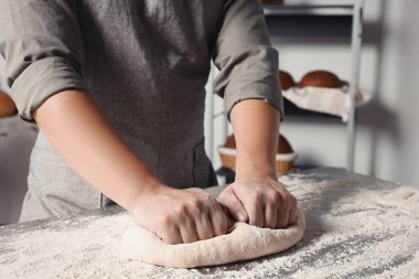 Mutfakta hamur yoğuran adam, yakın plan.