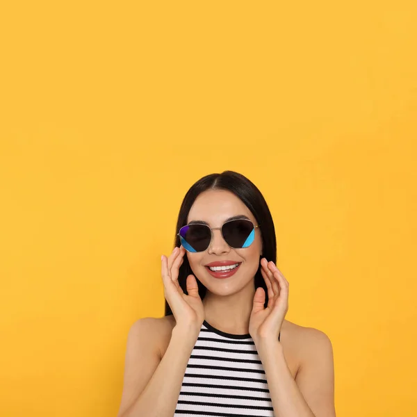 Atractiva Mujer Feliz Gafas Sol Moda Contra Fondo Naranja —  Fotos de Stock