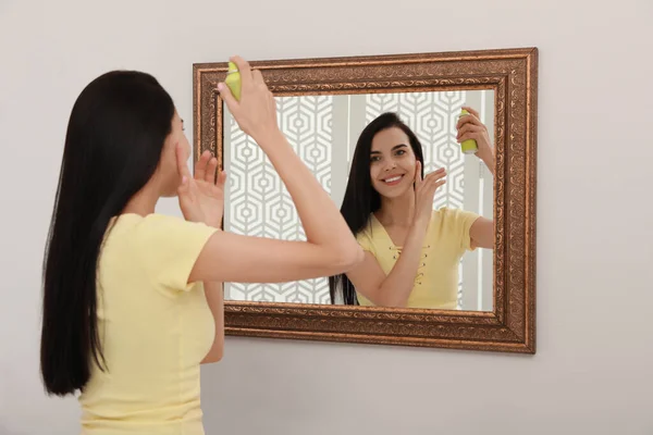 Mulher Aplicando Xampu Seco Seu Cabelo Perto Espelho — Fotografia de Stock