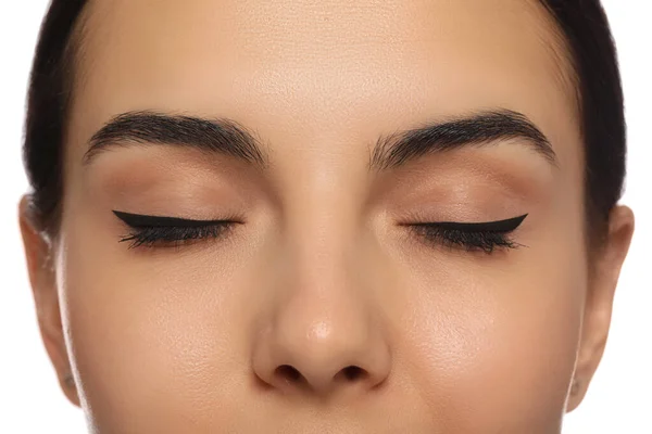 Ung Kvinna Med Permanent Eyeliner Makeup Vit Bakgrund Närbild — Stockfoto