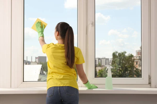 Vrouw Schoonmaken Van Vensterglas Met Sponsdoek Binnen Achteraanzicht — Stockfoto