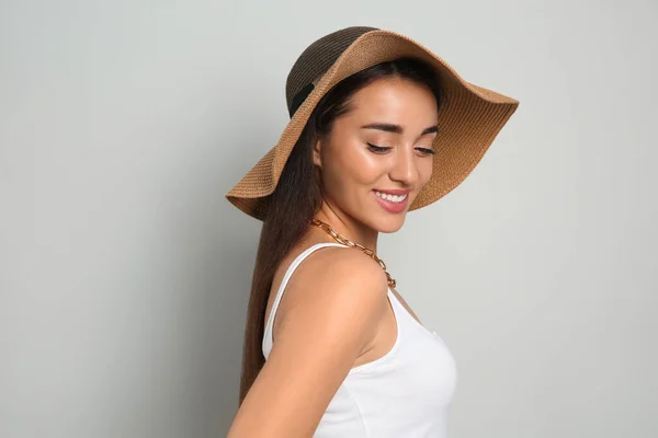 Hermosa Joven Con Sombrero Paja Sobre Fondo Gris Claro Elegante — Foto de Stock