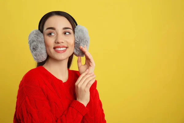 Hermosa Mujer Joven Con Orejeras Sobre Fondo Amarillo Espacio Para — Foto de Stock