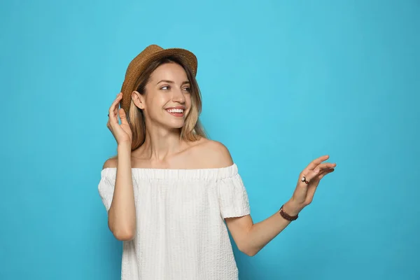 Mooie Jonge Vrouw Met Strohoed Lichtblauwe Achtergrond Stijlvolle Hoofdtooi — Stockfoto