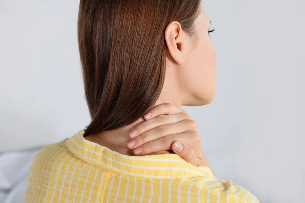 Mujer Que Sufre Dolor Cuello Interior Primer Plano —  Fotos de Stock