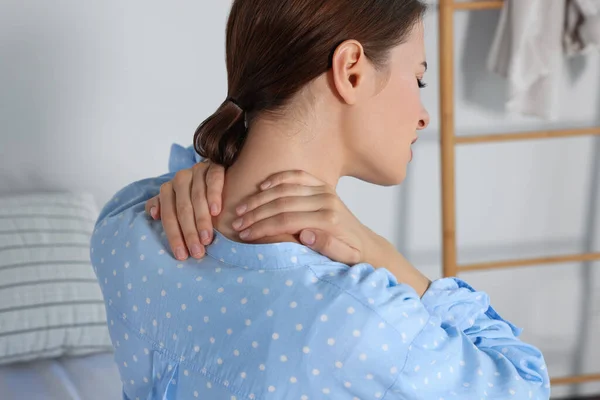 部屋で首の痛みに苦しんでいる女性 — ストック写真