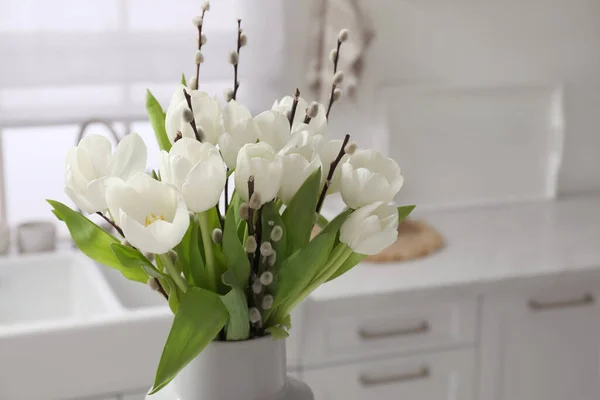 Schöner Strauß Aus Weidenzweigen Und Tulpen Der Vase Drinnen Platz — Stockfoto