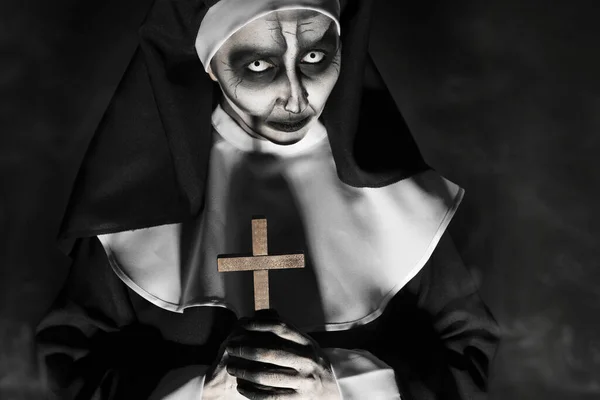 Nonne Diabolique Effrayante Avec Croix Sur Fond Noir Fête Halloween — Photo