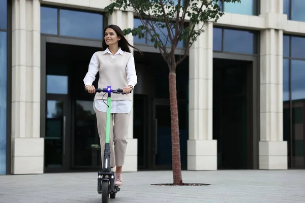 Şehir Caddesinde Elektrikli Scooter Kullanan Bir Kadını — Stok fotoğraf