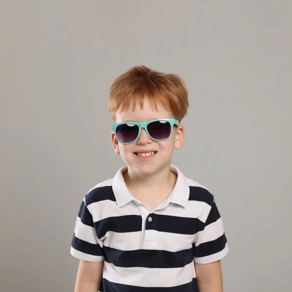 Симпатичный Маленький Мальчик Солнечных Очках Светло Сером Фоне — стоковое фото