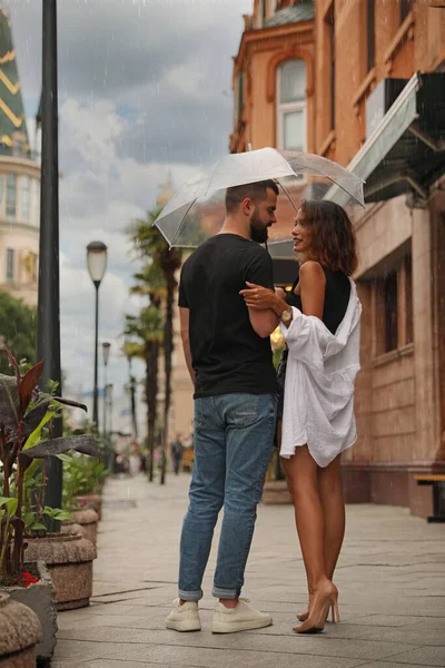 Junges Paar Mit Regenschirm Genießt Gemeinsame Zeit Regen Auf Der — Stockfoto