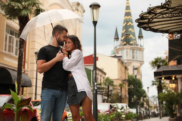 Junges Paar Mit Regenschirm Genießt Gemeinsame Zeit Regen Auf Der — Stockfoto