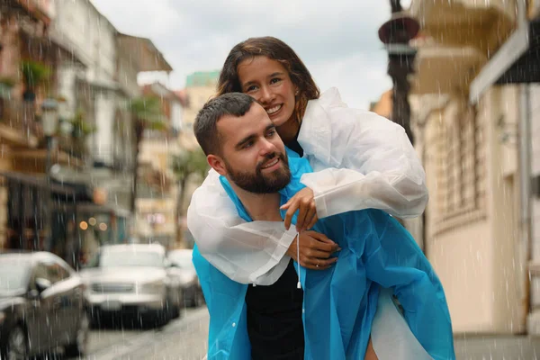 Jovem Casal Capas Impermeáveis Desfrutando Tempo Juntos Rua Cidade — Fotografia de Stock