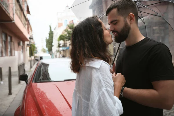 Jeune Couple Avec Parasol Profitant Temps Ensemble Sous Pluie Sur — Photo