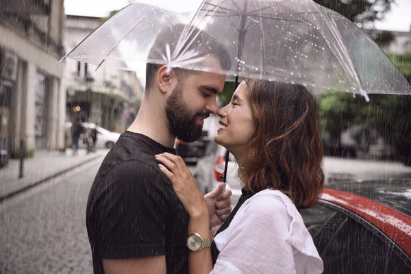 Jong Paar Met Paraplu Genieten Tijd Samen Onder Regen Straat — Stockfoto