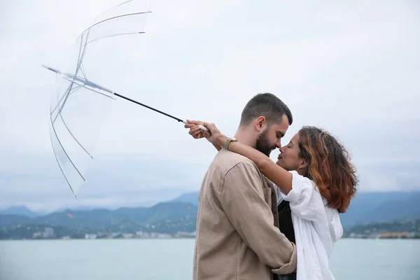 Junges Paar Mit Sonnenschirm Genießt Die Gemeinsame Zeit Unter Regen — Stockfoto
