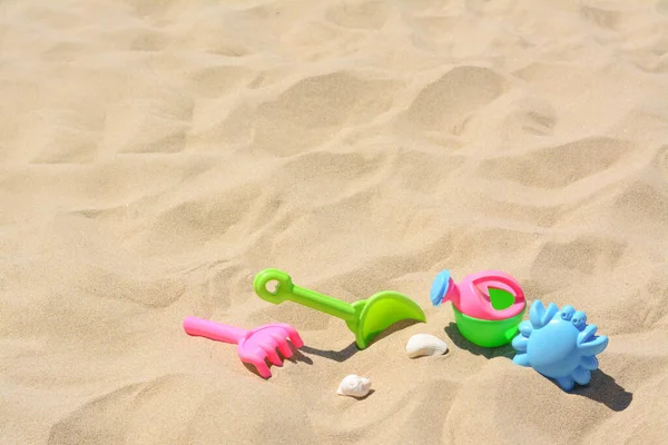 Parlak Plastik Tırmık Kumda Kürek Plaj Oyuncakları Metin Için Boşluk — Stok fotoğraf
